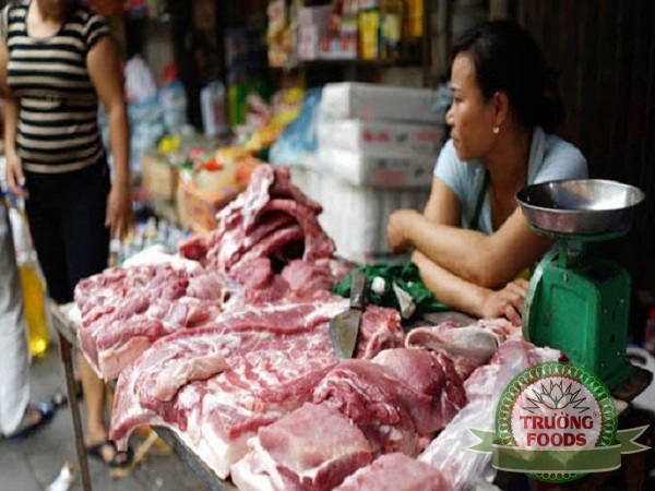Giá lợn hơi bất ngờ hạ nhiệt cả ba miền, chợ dân sinh vẫn vắng bóng người mua