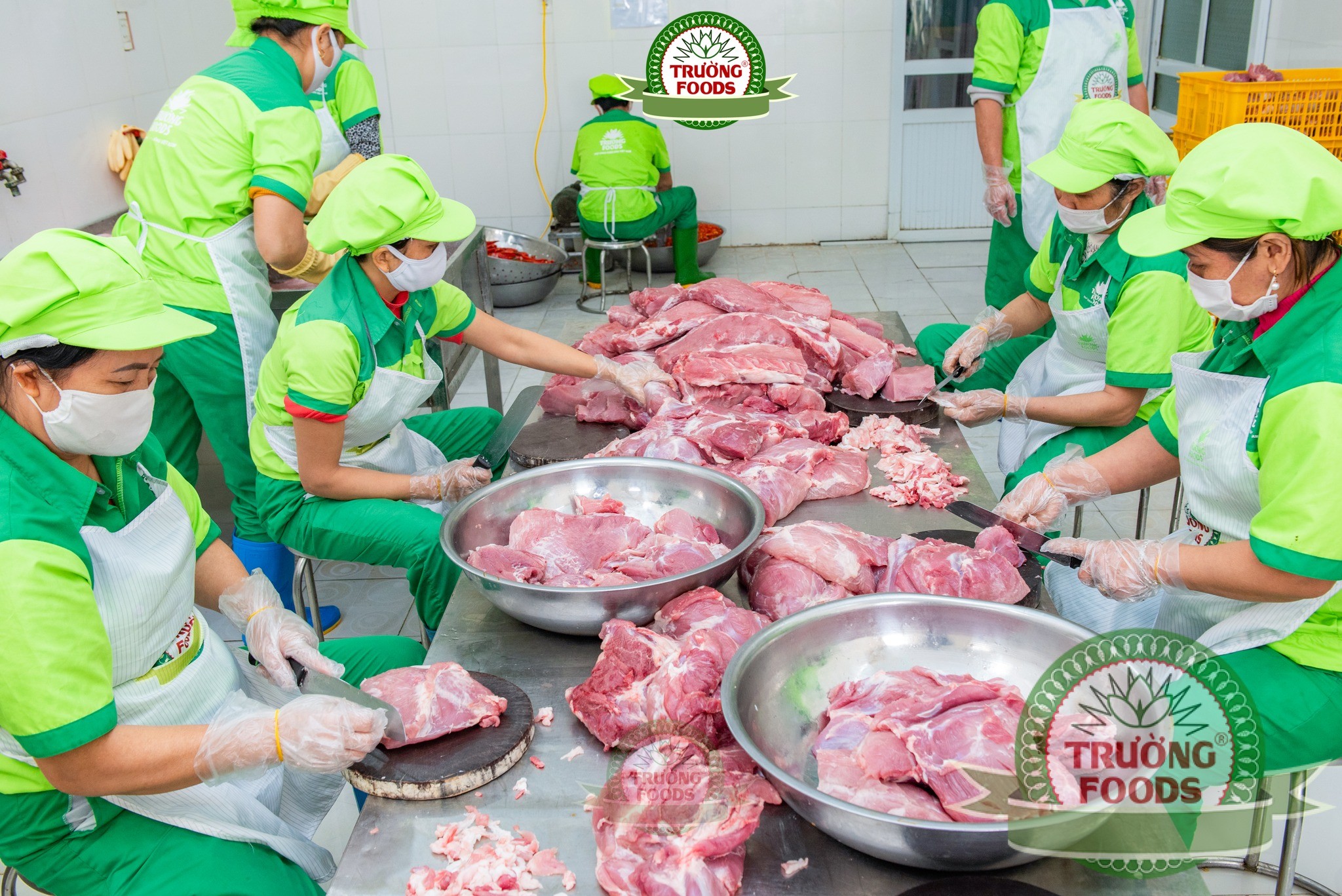 Thịt được đem lọc bỏ hết gân, mỡ sau đó áp chảo qua và đem đi thái mỏng thành miếng vừa ăn.