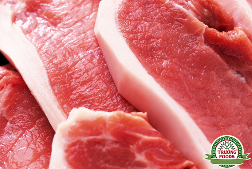 Thịt lợn sạch – hữu cơ thường có lớp màng ngoài khô, màu hơi hồng chứ không đỏ rực