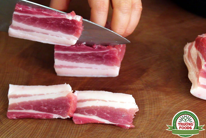 Thịt lợn là thực phẩm quen thuộc dùng để chế biến món ăn trong mỗi gia đình