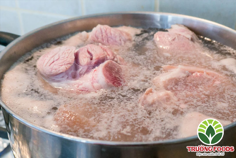 Nên rửa thịt lợn với muối và rửa sạch qua nhiều lần nước trước khi chế biến