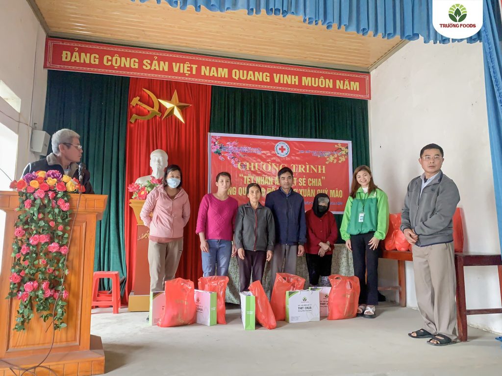 Trường Foods kết hợp với Hội Chữ Thập đỏ xã Đồng Thịnh, huyện Yên Lập trao quà