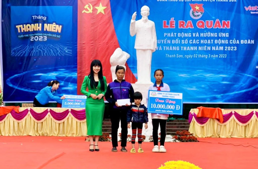 Giám đốc Nguyễn Thị Thu Hoa - Hỗ trợ chi phí xây nhà "Khăn quàng đỏ" cho em Nguyễn Thị Khánh Ly  