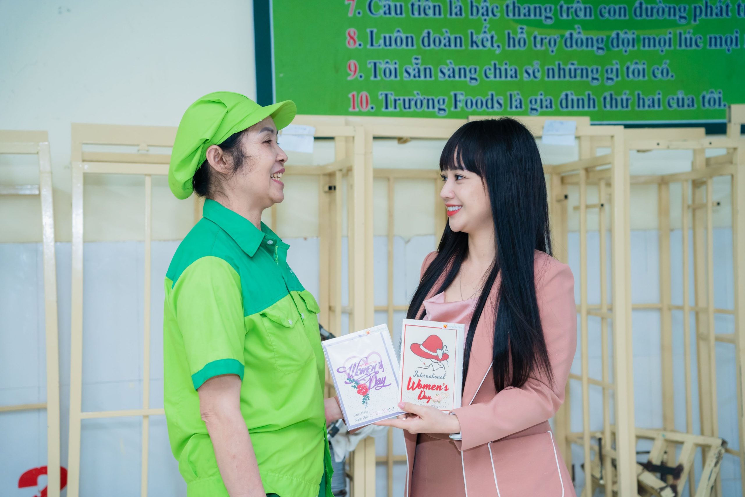 CEO Hoa Nguyễn gửi tặng món quà nhỏ cho công nhân viên