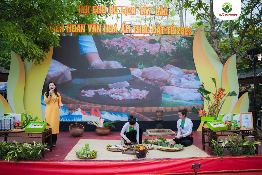 CEO Trường Foods Nguyễn Thị Thu Hoa thực hiện quảng diễn thịt chua ống nứa 